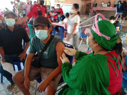 Sebanyak 625 warga Desa Ularan menerima Vaksin AstraZeneca Tahap I